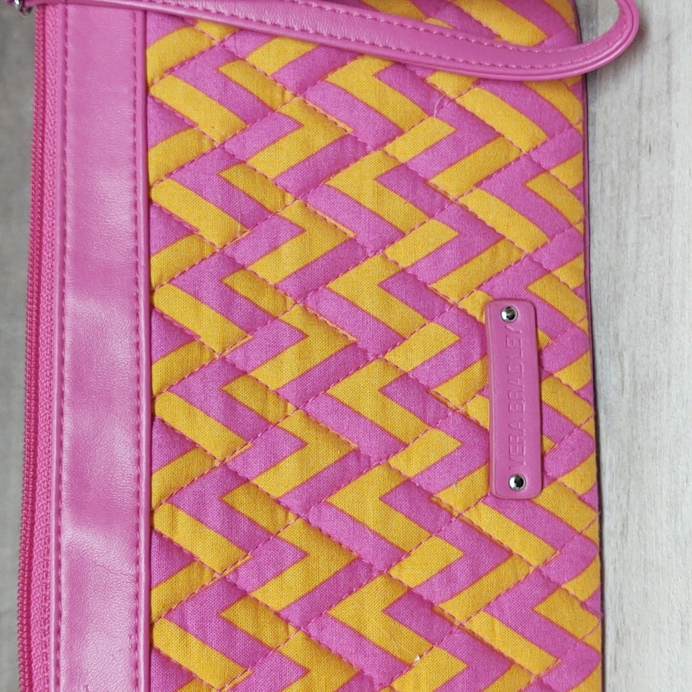 Vera Bradley~Trimmed Wristlet~Ziggy Zags - Picture 2 of 7